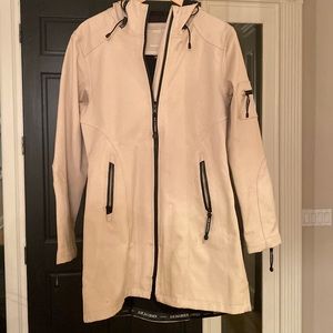 Isle Jacobsen hooded Raincoat in cream